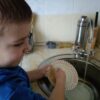 Даня моет посуду
