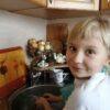 Василиса моет посуду